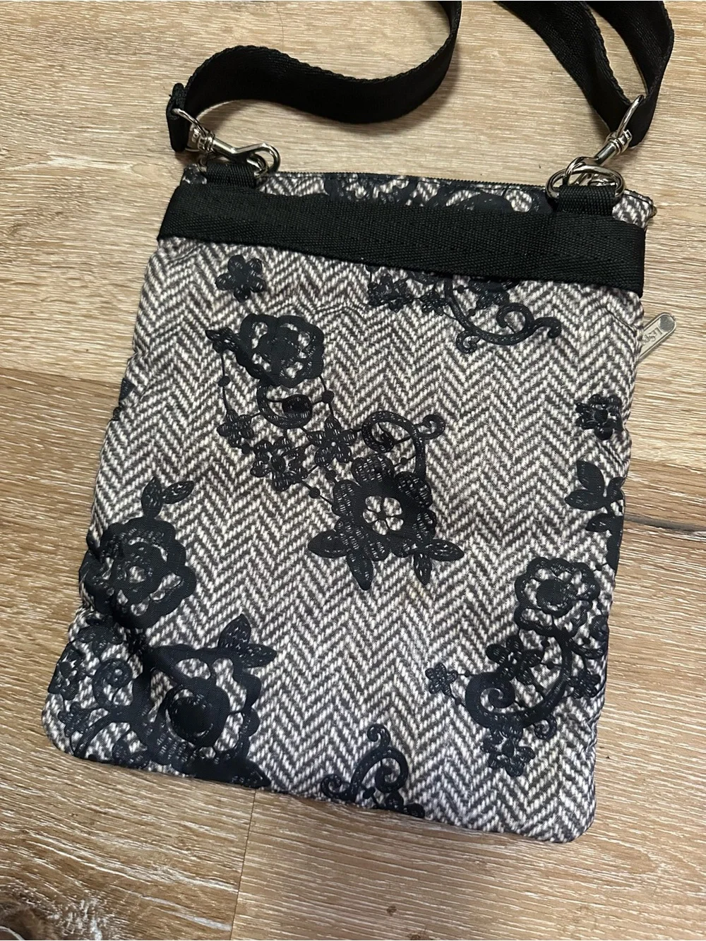 Lesportsac black white